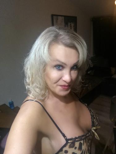 Vichy/cusset:: trans franco-polonaise tres féminine experte débutant et massage - Escort Vichy